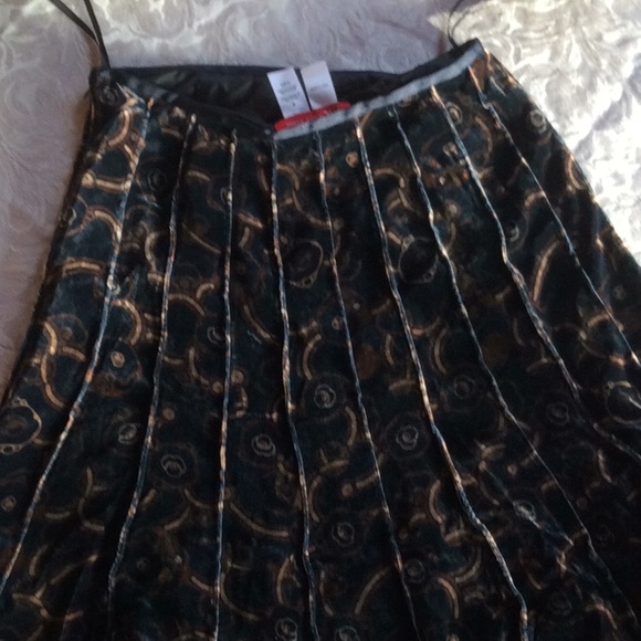 Anne Klein velvet skirt. Size 8 - Picture 1 of 3